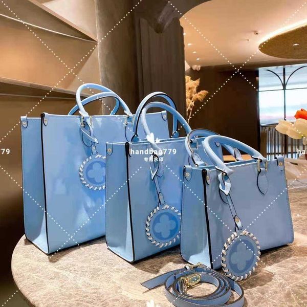 designer luxury bag solid color gradual change printed big letters hanging sash shoulder straps can be inclined span large capacity inside p
designer luxury bag solid color gradual change printed big letters hanging sash shoulder straps can be inclined span large capacity inside p