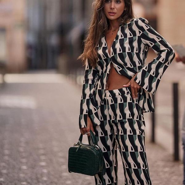 women's two piece pants 2021 chic geometric print vintage women suits v neck shirts and high waist straight fashion set, White
women's two piece pants 2021 chic geometric print vintage women suits v neck shirts and high waist straight fashion set, White