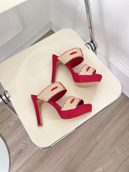 stylish summer ladies sandals genuine leather sole upper high heel quality with box size: 35-41, Black
stylish summer ladies sandals genuine leather sole upper high heel quality with box size: 35-41, Black