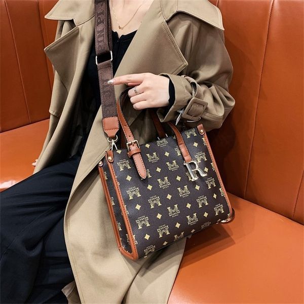 2022 factory wholesale new minority female printed letter portable small square bag trend one shoulder messenger bag lekz
2022 factory wholesale new minority female printed letter portable small square bag trend one shoulder messenger bag lekz