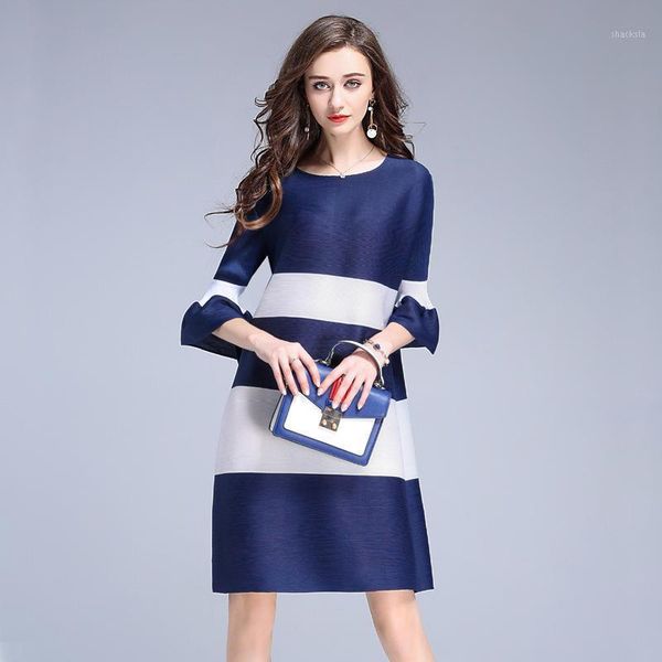 women pleated loose striped casual fashion knee-length flare sleeve o-neck autumn dress dresses, Black;gray
women pleated loose striped casual fashion knee-length flare sleeve o-neck autumn dress dresses, Black;gray