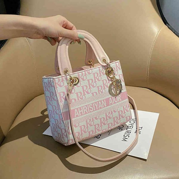 2022 latest models handbag wholesale direct women's embroidered style single shoulder trend letter
2022 latest models handbag wholesale direct women's embroidered style single shoulder trend letter