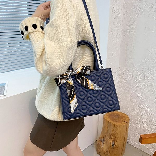 lingge large capacity bag women's autumn 2021 fashion korean style silk scarf commuter portable single shoulder messenger, Black;red
lingge large capacity bag women's autumn 2021 fashion korean style silk scarf commuter portable single shoulder messenger, Black;red