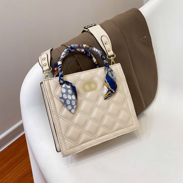70% embroidered thread versatile one shoulder messenger bag foreign style portable small square bag 
70% embroidered thread versatile one shoulder messenger bag foreign style portable small square bag