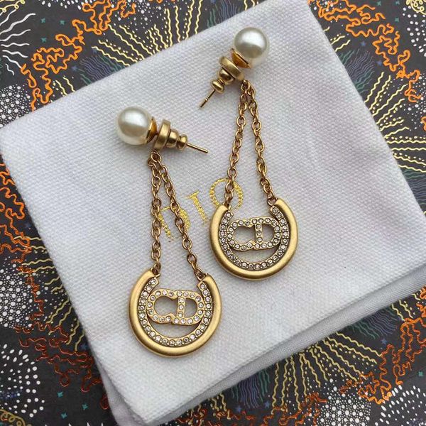 2021 new letter inlaid rhinestone long tassel earrings female fashion pearl earrings, Silver
2021 new letter inlaid rhinestone long tassel earrings female fashion pearl earrings, Silver