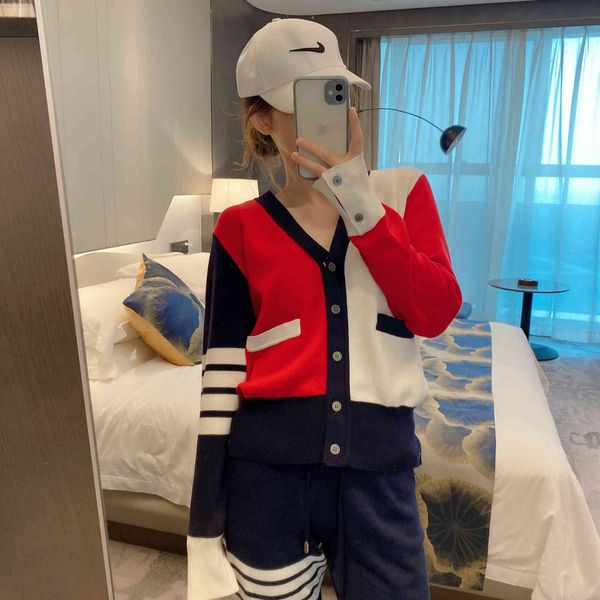 2021 spring / summer new fashion contrast color v-neck wool knitted cardigan women's coat, White
2021 spring / summer new fashion contrast color v-neck wool knitted cardigan women's coat, White
