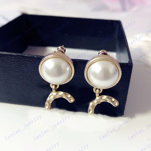 l0-48 stud designer earrings classic double letter shell beads earring with logo, Golden;silver
l0-48 stud designer earrings classic double letter shell beads earring with logo, Golden;silver