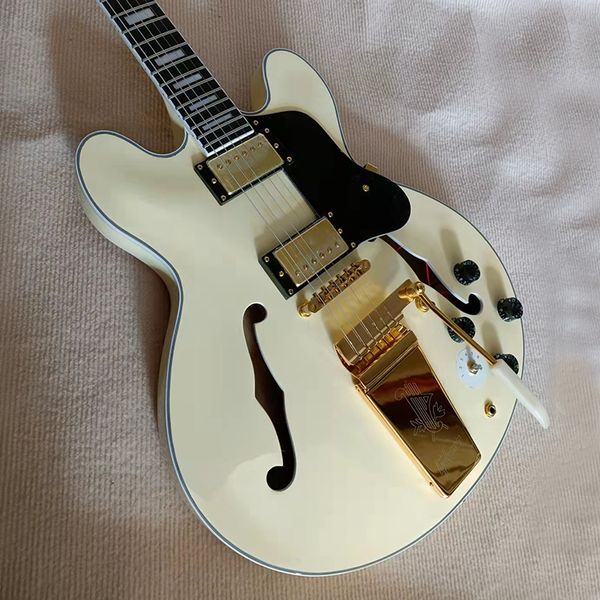 classic brand electric guitar, hollow jazz big rocker vibrato system, full timbre, delivery to home.
classic brand electric guitar, hollow jazz big rocker vibrato system, full timbre, delivery to home.