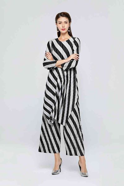 dresses miyake fold three quarter o-neck long t-shirt + split straight pants stripe irregular set, White
dresses miyake fold three quarter o-neck long t-shirt + split straight pants stripe irregular set, White