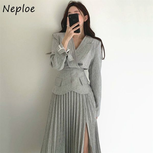 elegant temperament turn-down collar slim fit blazer women chic button femme jacket long sleeve simple all-match coat 210422, White;black
elegant temperament turn-down collar slim fit blazer women chic button femme jacket long sleeve simple all-match coat 210422, White;black