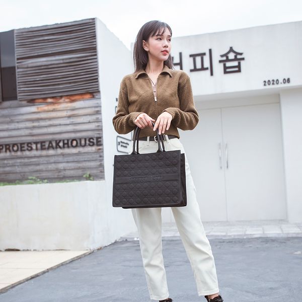luxury herme handbags and storage 2021 new fashion large capacity lingge portable one shoulder tote bag
luxury herme handbags and storage 2021 new fashion large capacity lingge portable one shoulder tote bag