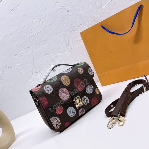 portable bags selling badge combination of retro and modern fashions western style adjustable shoulder strap fashion bags
portable bags selling badge combination of retro and modern fashions western style adjustable shoulder strap fashion bags