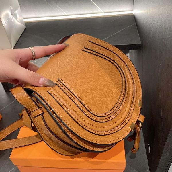 round cowhide bag retro style saddle crossbody single shoulder bags 22*19 cm lady handbag womens perfume bottle case fanny pack big brand de
round cowhide bag retro style saddle crossbody single shoulder bags 22*19 cm lady handbag womens perfume bottle case fanny pack big brand de