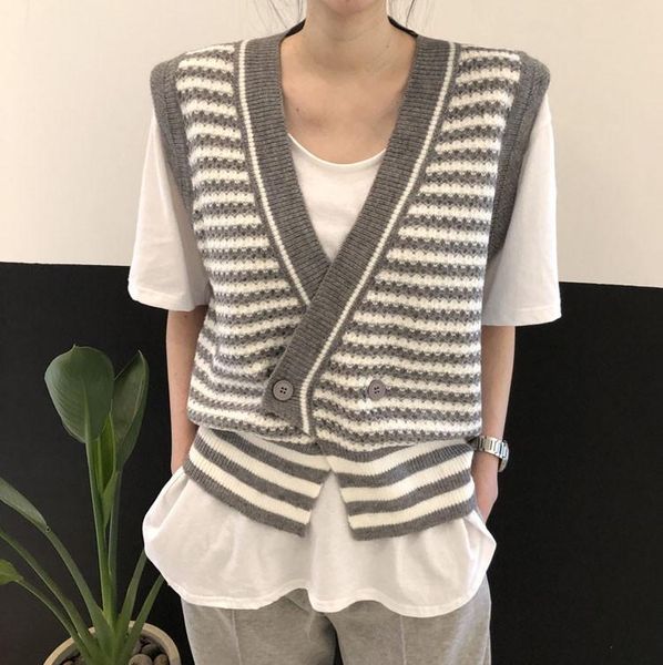 women's vests vintage v-neck contrast color splice stripe sweater vest women loose casual two button sleeveless waistcoat chalecos para, Black;white
women's vests vintage v-neck contrast color splice stripe sweater vest women loose casual two button sleeveless waistcoat chalecos para, Black;white