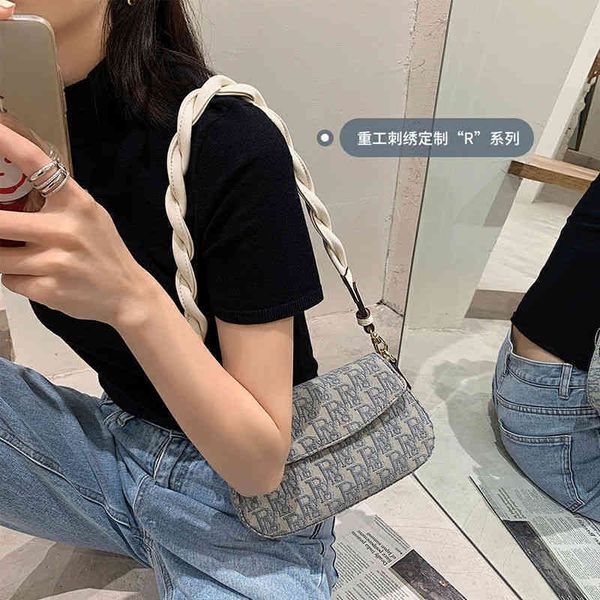 75% off luggage factory wholesale new women's french jacquard saddle armpit bag stick single shoulder messenger small square
75% off luggage factory wholesale new women's french jacquard saddle armpit bag stick single shoulder messenger small square