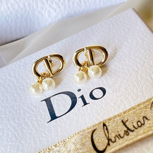 fashion designer jewelry d family cd letter small luxury pearl french elegant earrings influenza temperament show face trend, Red;brown
fashion designer jewelry d family cd letter small luxury pearl french elegant earrings influenza temperament show face trend, Red;brown