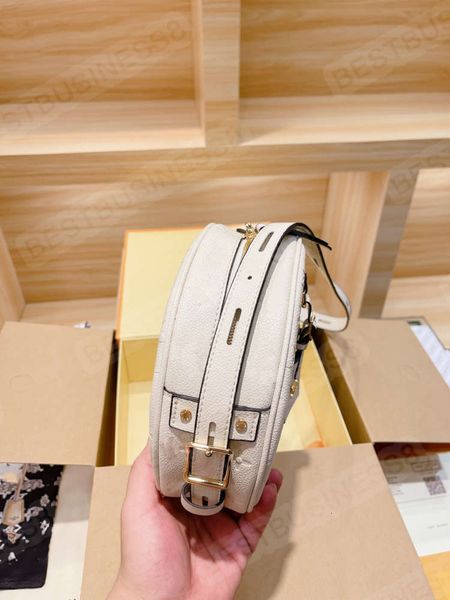 simple texture net celebrity messenger wild ins round girl one-shoulder portable wristlet
simple texture net celebrity messenger wild ins round girl one-shoulder portable wristlet