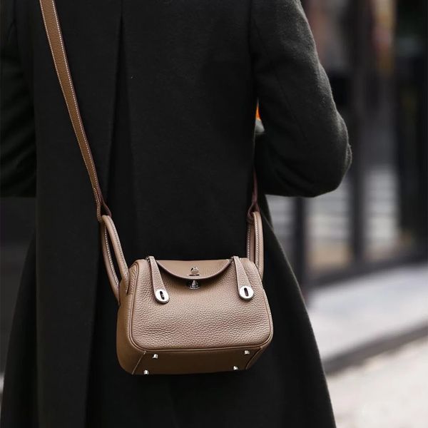 genuine leather womens bag h star same style litchi pattern leather one-shoulder hand-held bag doctor baghileng
genuine leather womens bag h star same style litchi pattern leather one-shoulder hand-held bag doctor baghileng