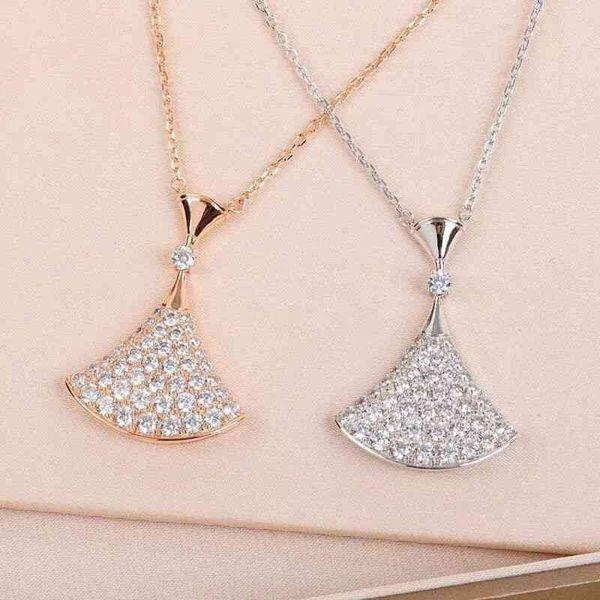 the new baojia diamond skirt 925 sterling silver necklace plated with 18k rose gold mini fan sweater chain fashion
the new baojia diamond skirt 925 sterling silver necklace plated with 18k rose gold mini fan sweater chain fashion