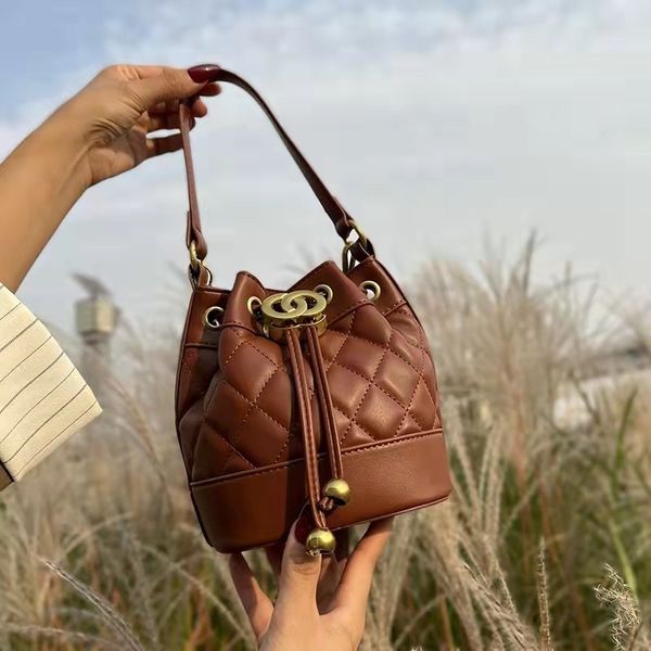 french minority small women's 2021 new fashion autumn and winter lingge single shoulder messenger bag versatile portable bucket bag
french minority small women's 2021 new fashion autumn and winter lingge single shoulder messenger bag versatile portable bucket bag