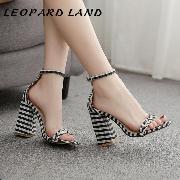 2021 shoes large size british style black white plaid chunky high heel sandals block cwf
2021 shoes large size british style black white plaid chunky high heel sandals block cwf