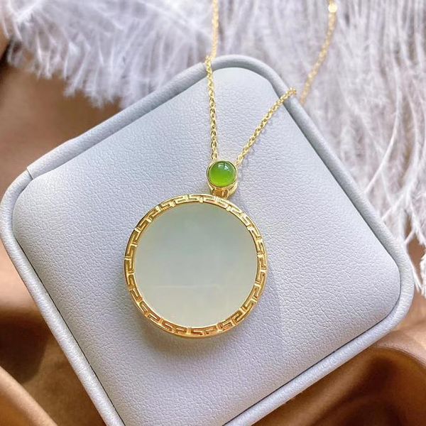 chains s silver inlaid natural hetian chalcedony round pendant necklace niche design cold wind craft retro charm women brand jewelry
chains s silver inlaid natural hetian chalcedony round pendant necklace niche design cold wind craft retro charm women brand jewelry