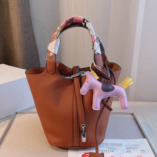 basket vegetables handbags tote shopping bag genuine leather palmar stria high-capacity purse silver lock key multiple colors
basket vegetables handbags tote shopping bag genuine leather palmar stria high-capacity purse silver lock key multiple colors