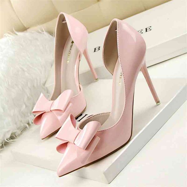dress shoes the korean version of sweet high heels, sharp tips, lacquer bows, women's singles shoes., Black
dress shoes the korean version of sweet high heels, sharp tips, lacquer bows, women's singles shoes., Black