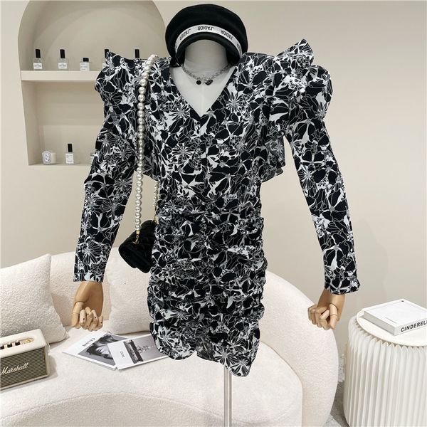 dresses spring female summer niche fashion design cleavage temper fold versatile floral dress, Black;gray
dresses spring female summer niche fashion design cleavage temper fold versatile floral dress, Black;gray