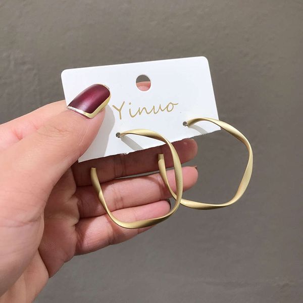2020 new korea dongdamen same circle s925 simple temperament cool wind earrings female, Black
2020 new korea dongdamen same circle s925 simple temperament cool wind earrings female, Black