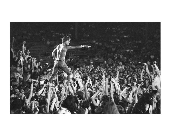 iggy pop crowd surfing poster painting print home decor framed or unframed ppaper material
iggy pop crowd surfing poster painting print home decor framed or unframed ppaper material