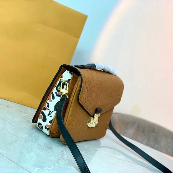 70% s new messenger shoulder bag large capacity fashionable hand small square bag
70% s new messenger shoulder bag large capacity fashionable hand small square bag