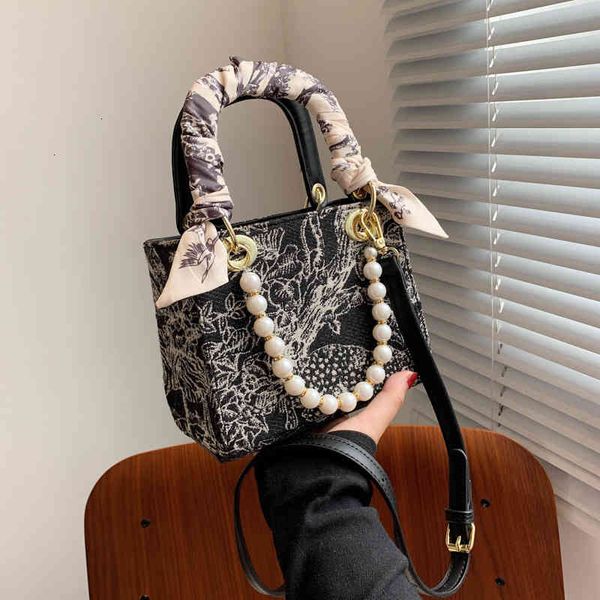 fashion female korean 2021 new portable mini diana bag pearl chain one shoulder messenger
fashion female korean 2021 new portable mini diana bag pearl chain one shoulder messenger