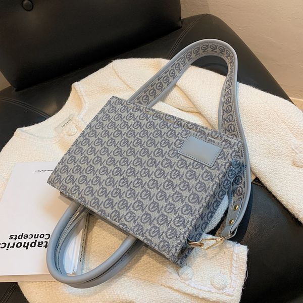factory direct sale 75% off old flower shoulder 2021 new autumn tote popular texture messenger portable women's large capacity bags
factory direct sale 75% off old flower shoulder 2021 new autumn tote popular texture messenger portable women's large capacity bags