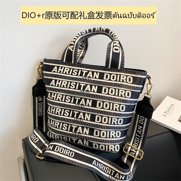 purse new original canvas handbag signature printing wide shoulder belt messenger bag tote bag
purse new original canvas handbag signature printing wide shoulder belt messenger bag tote bag