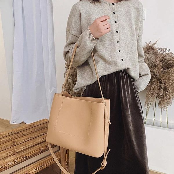 evening bags casual large capacity tote designer handbags luxury matte leather female shoulder messenger bag big buckets lady purse
evening bags casual large capacity tote designer handbags luxury matte leather female shoulder messenger bag big buckets lady purse