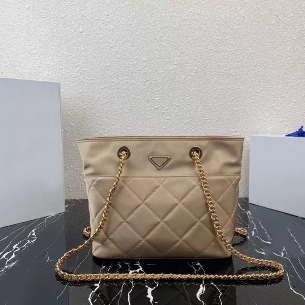 2021 designer ladies shopping bags nylon fabric shoulder bag fashion casual style zipper opening golden hardware
2021 designer ladies shopping bags nylon fabric shoulder bag fashion casual style zipper opening golden hardware