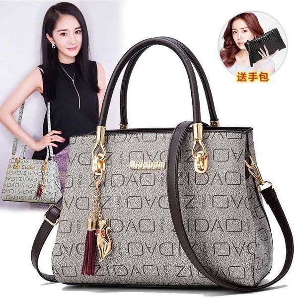 high grade women's 2021 hand carrying large capacity work fashion versatile foreign style messenger bag
high grade women's 2021 hand carrying large capacity work fashion versatile foreign style messenger bag