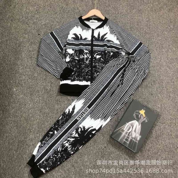 2022 factory wholesale new autumn d's gradient style printed long sleeve coat harlan trousers two piece set women ruvg, Gray
2022 factory wholesale new autumn d's gradient style printed long sleeve coat harlan trousers two piece set women ruvg, Gray