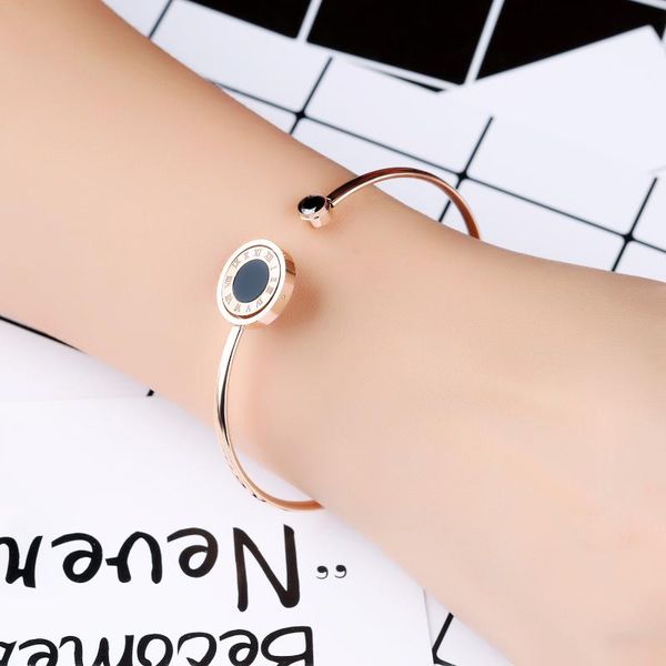 charm bracelets titanium steel roman numeral rose gold plated hand decoration women's korean version black-and-white double-sided simpl, Golden;silver
charm bracelets titanium steel roman numeral rose gold plated hand decoration women's korean version black-and-white double-sided simpl, Golden;silver
