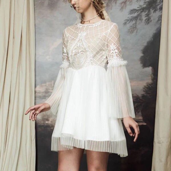 casual dresses 2021 runway women dress self portrait hollow out embroidery ruffles flare sleeve female party a-line high quality, Black;gray
casual dresses 2021 runway women dress self portrait hollow out embroidery ruffles flare sleeve female party a-line high quality, Black;gray