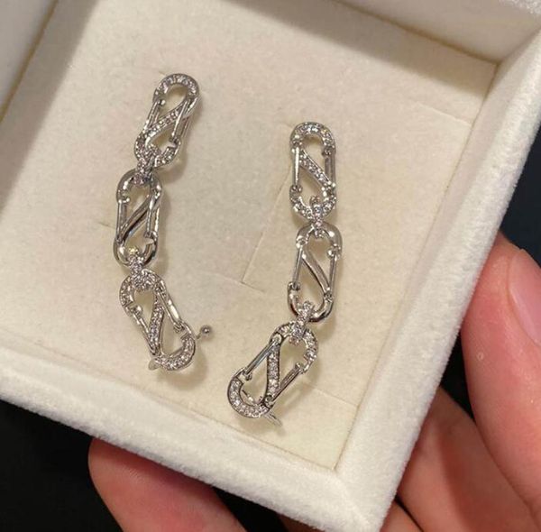 stud unusual lock chain shiny rhinestone s-shaped ear bone clip exaggerated simple elegant women pin shape classic jewelry, Golden;silver
stud unusual lock chain shiny rhinestone s-shaped ear bone clip exaggerated simple elegant women pin shape classic jewelry, Golden;silver