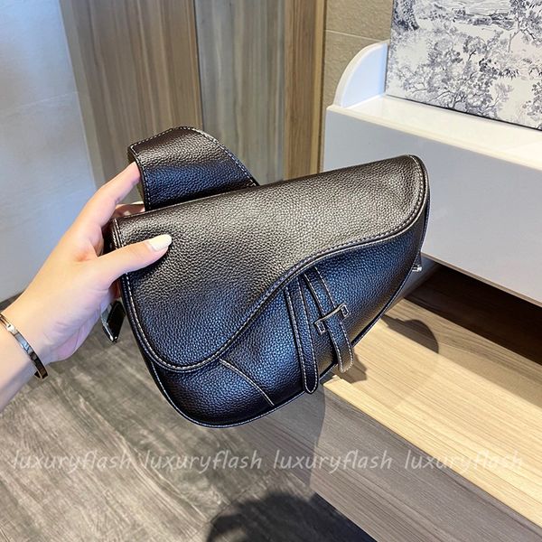 21aw men chest bag fashion saddle cossbody new vogue trend women bags designers black sport style zipper luxurys letter wholesale
21aw men chest bag fashion saddle cossbody new vogue trend women bags designers black sport style zipper luxurys letter wholesale