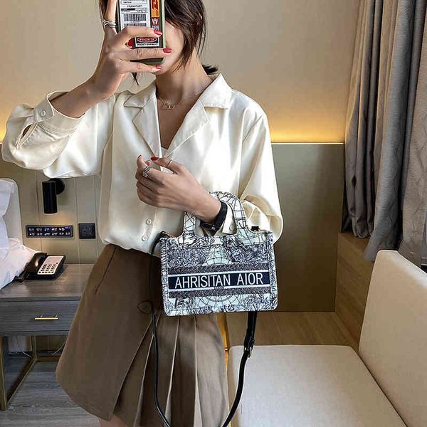 2022 latest models handbag wholesale printed small square bag women's style portable trend
2022 latest models handbag wholesale printed small square bag women's style portable trend