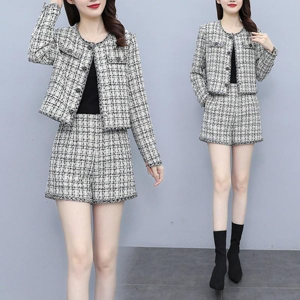 women's tracksuits 2021 autumn small fragrant tweed suit female houndstooth plaid two piece set jacket + shorts, Gray
women's tracksuits 2021 autumn small fragrant tweed suit female houndstooth plaid two piece set jacket + shorts, Gray