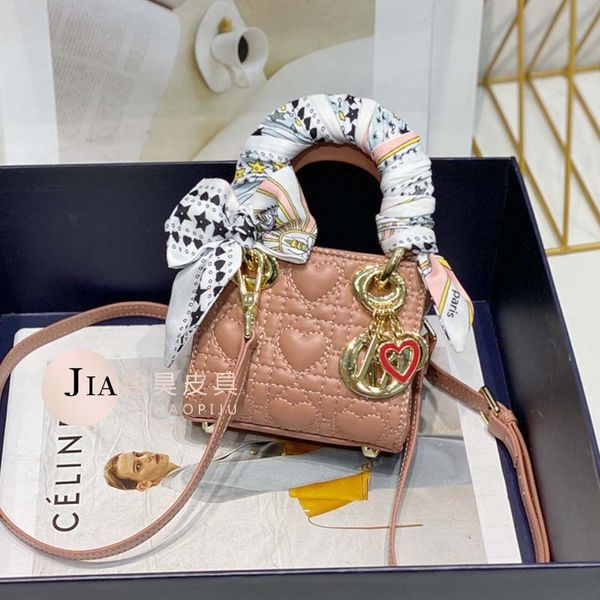 handbag 2021 d family's same love three grid women's bag portable super mini princess dai single shoulder messenger small xiangfen, Black;red
handbag 2021 d family's same love three grid women's bag portable super mini princess dai single shoulder messenger small xiangfen, Black;red