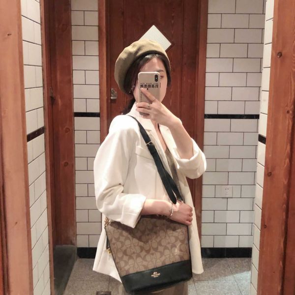 designer luxury bag design 2021 fashion new women's big bucket vagrant versatile one shoulder messenger women's leather handbag, Red;black
designer luxury bag design 2021 fashion new women's big bucket vagrant versatile one shoulder messenger women's leather handbag, Red;black