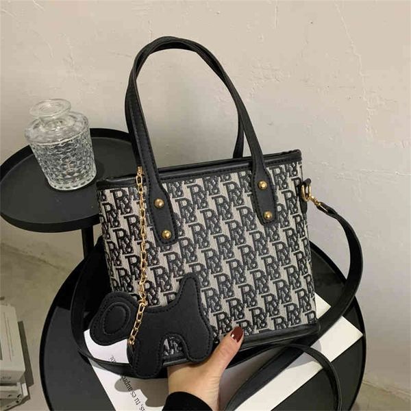 designer sale net red small bag women's new trend fashion versatile one shoulder messenger bag trend portable bucket bag
designer sale net red small bag women's new trend fashion versatile one shoulder messenger bag trend portable bucket bag