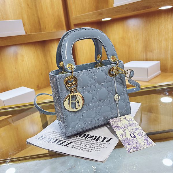 women's bag 2022 new diana net red, foreign style, fashionable, versatile, one shoulder messenger , high sense of fashion
women's bag 2022 new diana net red, foreign style, fashionable, versatile, one shoulder messenger , high sense of fashion