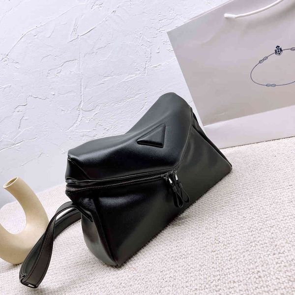 design purse new bag female p's triangle zipper flip shoulder single portable diagonal leather versatile
design purse new bag female p's triangle zipper flip shoulder single portable diagonal leather versatile